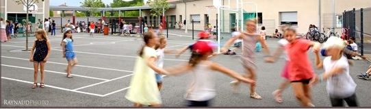 Des enfants jouent dans la cour de récréation de l'école